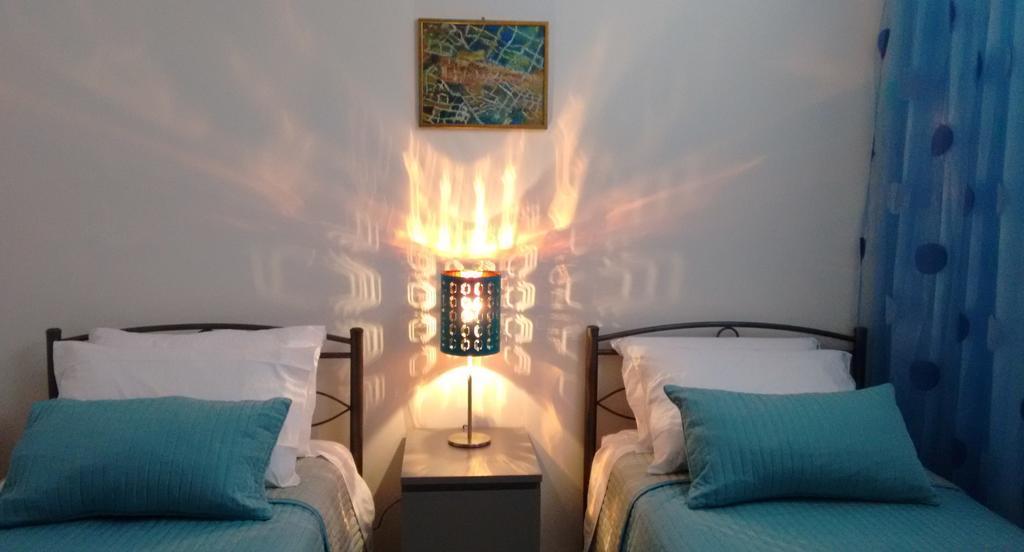 Tholos Bay Suites Kavoúsion Habitación foto