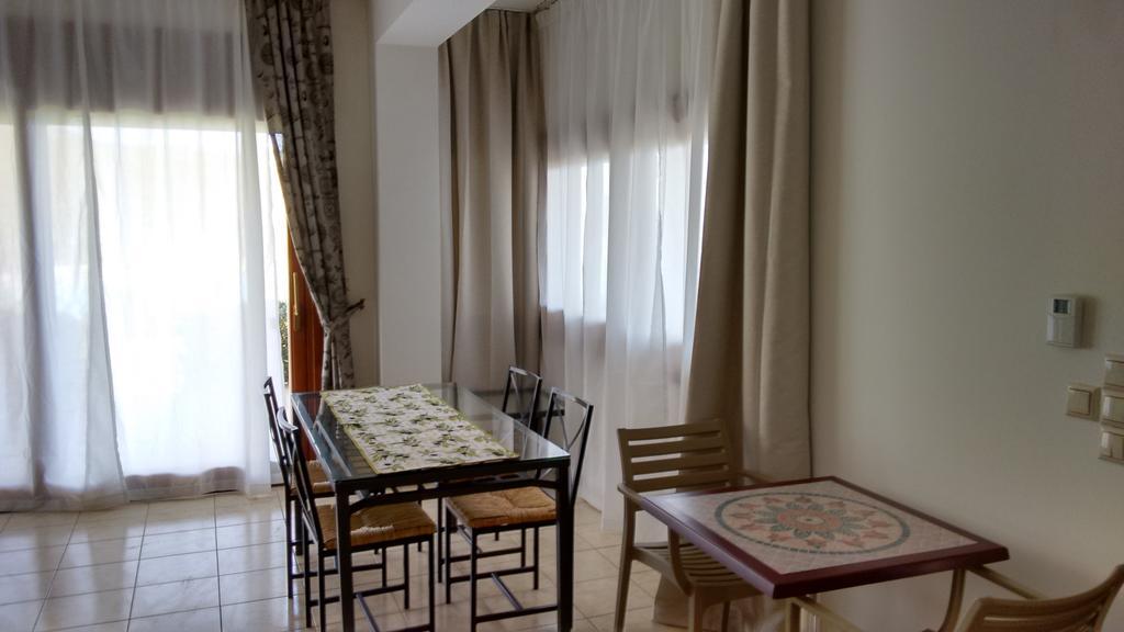 Tholos Bay Suites Kavoúsion Habitación foto