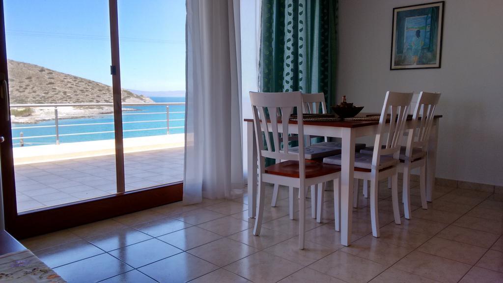 Tholos Bay Suites Kavoúsion Habitación foto