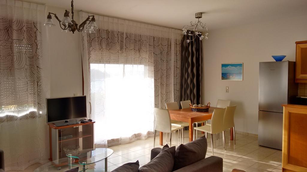 Tholos Bay Suites Kavoúsion Habitación foto