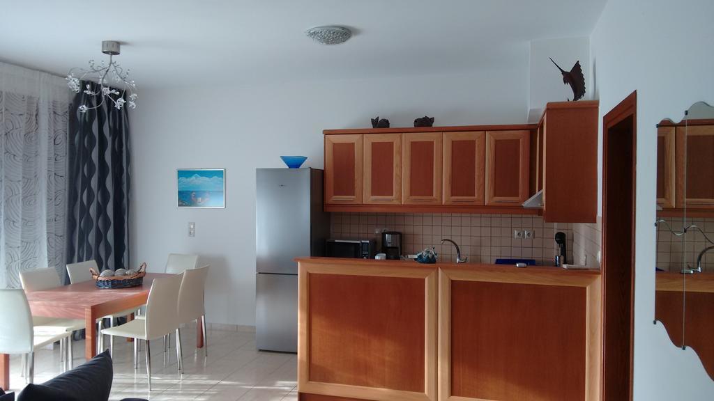 Tholos Bay Suites Kavoúsion Habitación foto