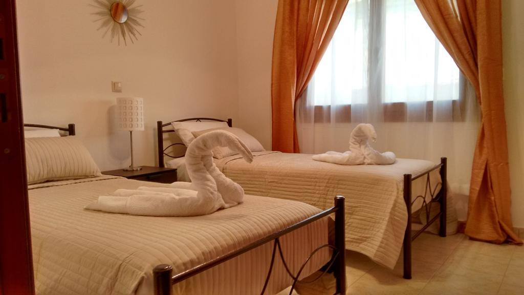 Tholos Bay Suites Kavoúsion Habitación foto