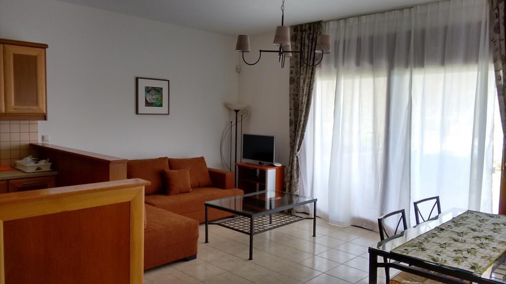 Tholos Bay Suites Kavoúsion Habitación foto